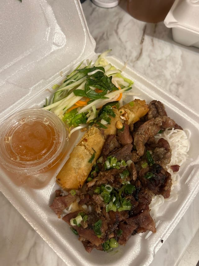 Bún Thịt Nướng Chả Giò.